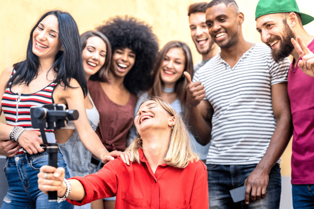 Groupe d'ami solidaire, heureux qui sourient. Cohésion sociale